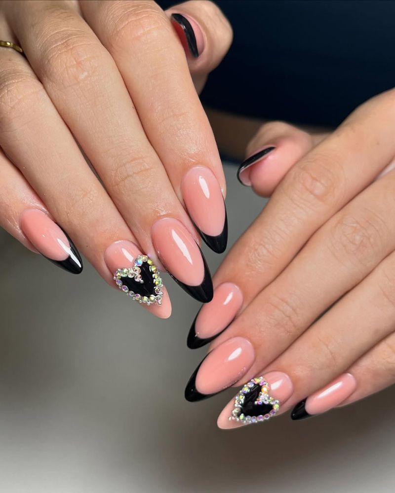 manucure française noire, nail art cœur