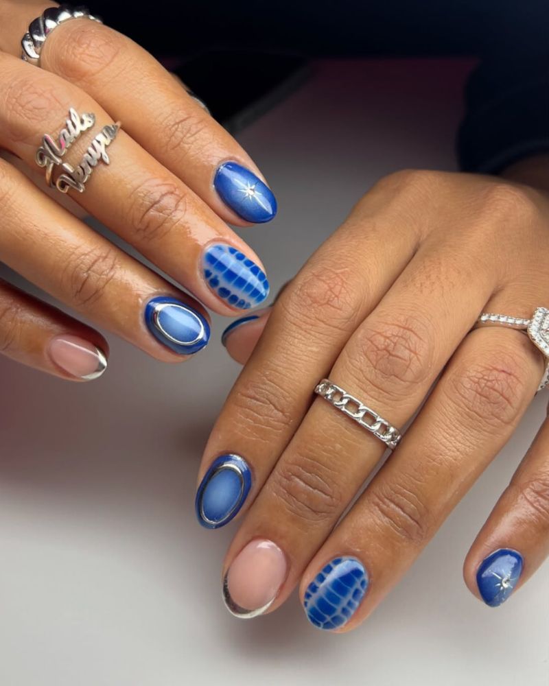 ongles courts bleus, nail art bleu et argenté