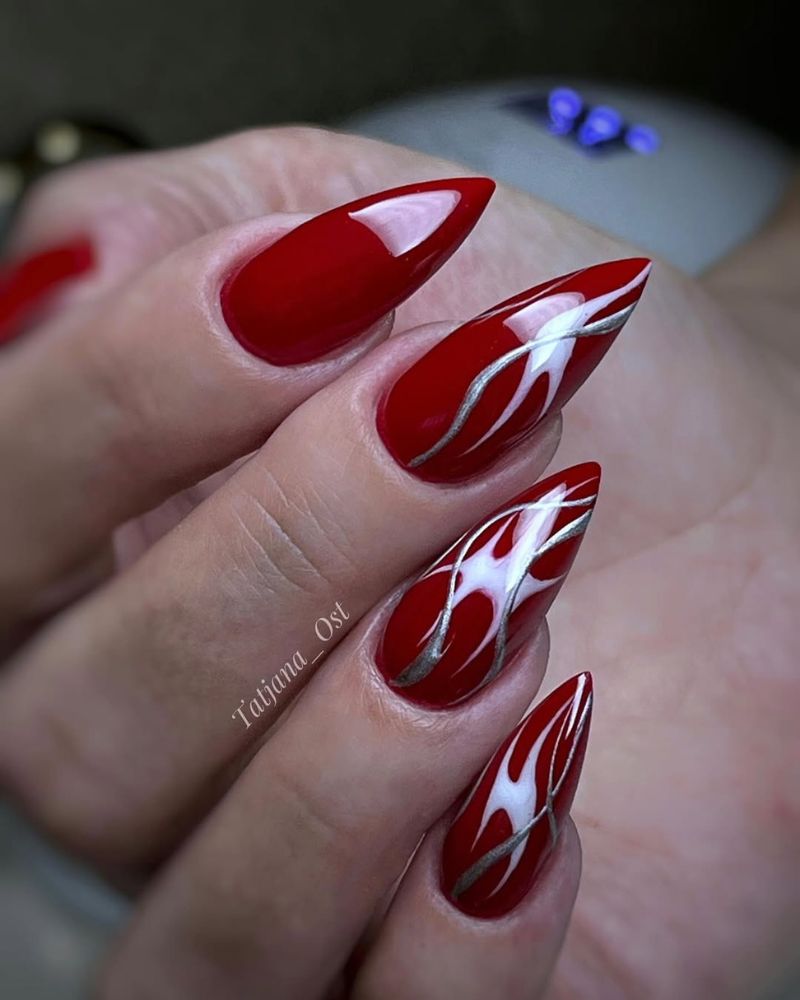 ongles stiletto, nail art simple, ongles rouges avec design