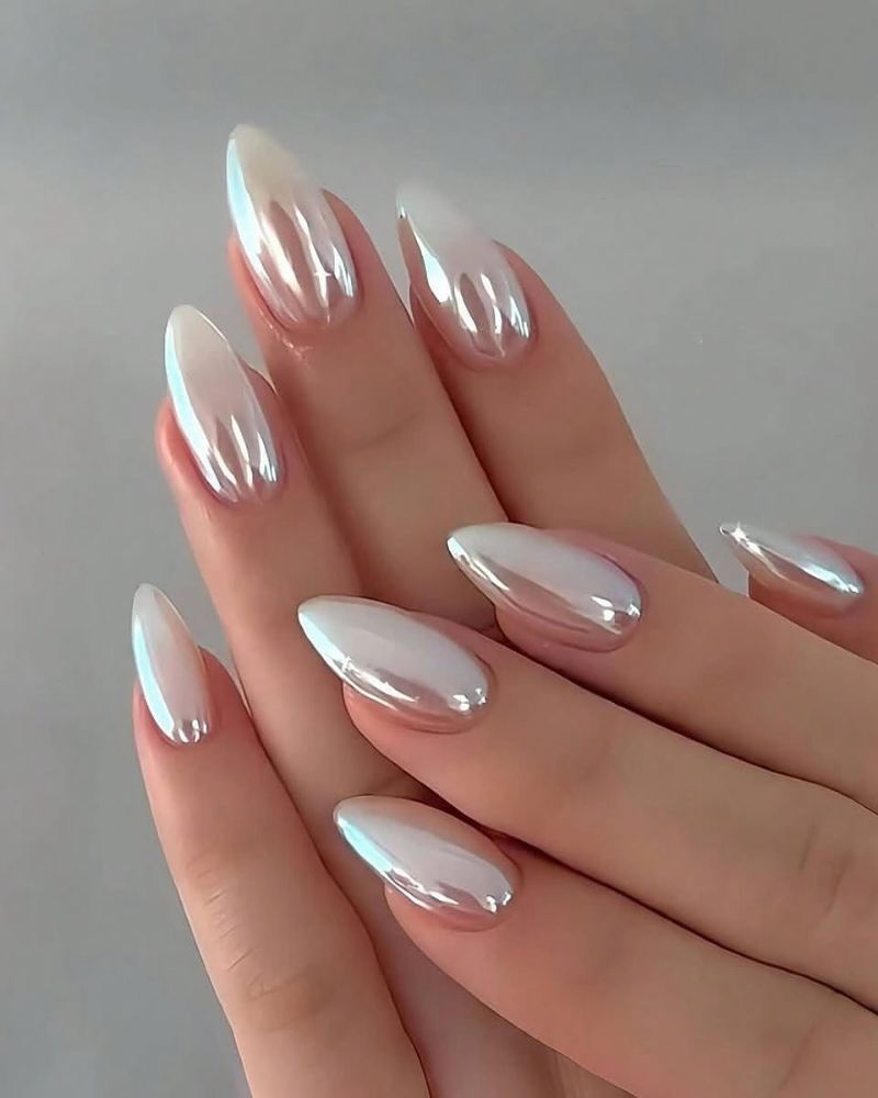 ongles blancs chrome en forme stiletto pour l’hiver
