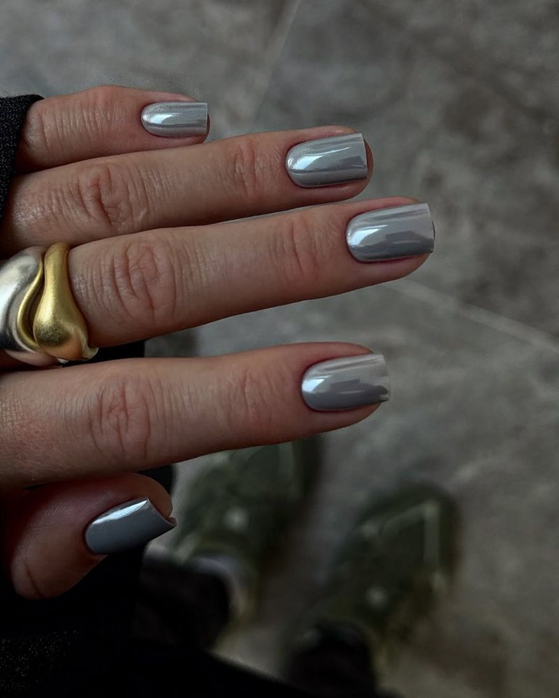 ongles carrés courts argentés chrome impeccables
