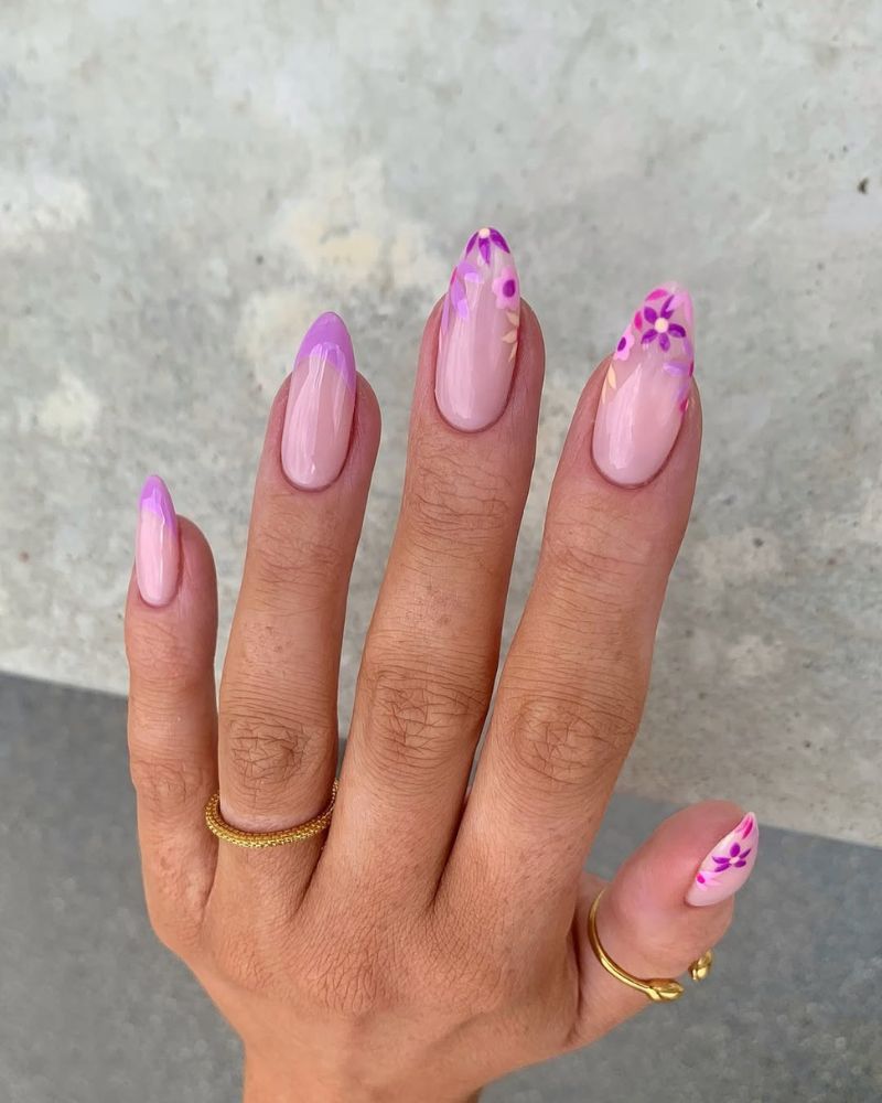 ongles violets, nail art fleur