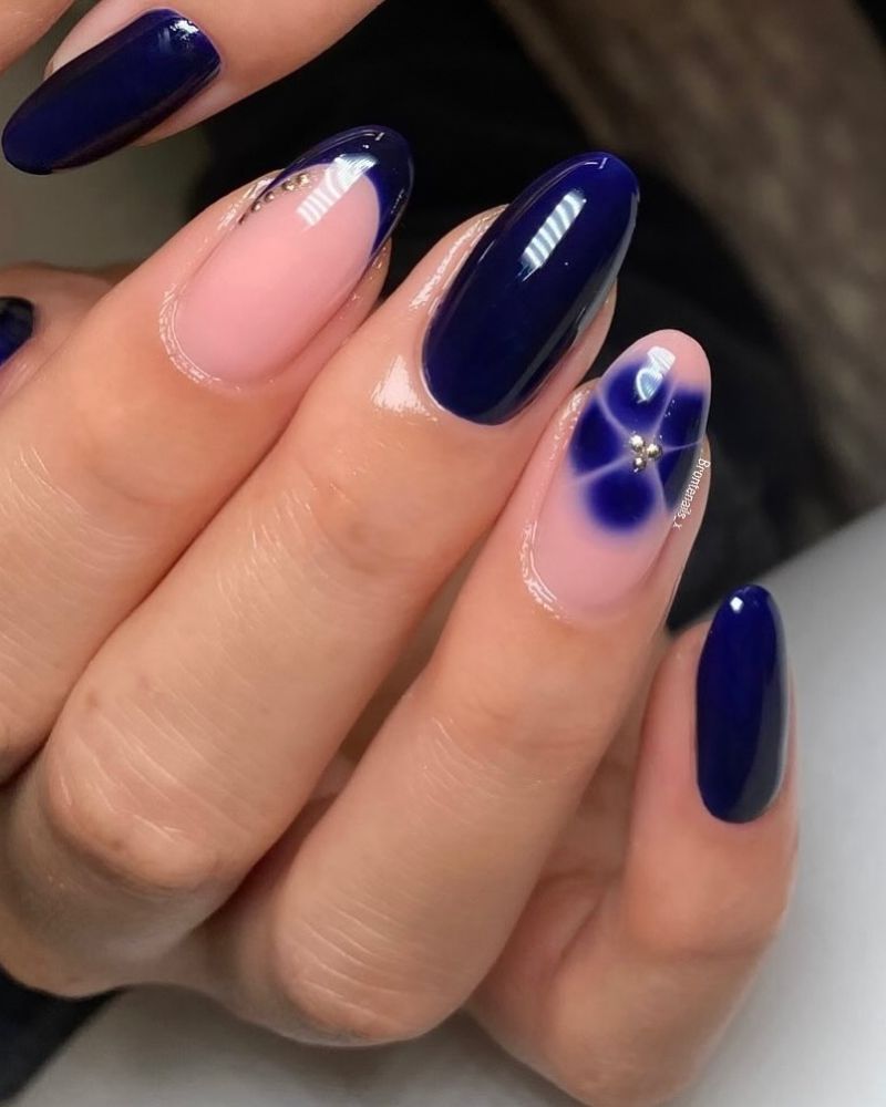 ongles bleu marine, manucure élégante