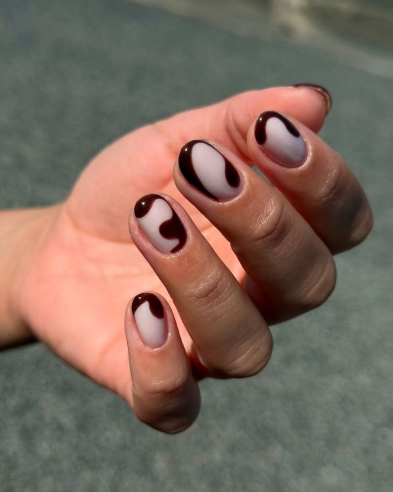 ongles automnaux chics avec base blanc laiteux et art cerise foncé