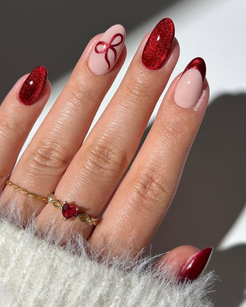 ongles œil de chat rouge sur base nude pour manucure de Noël