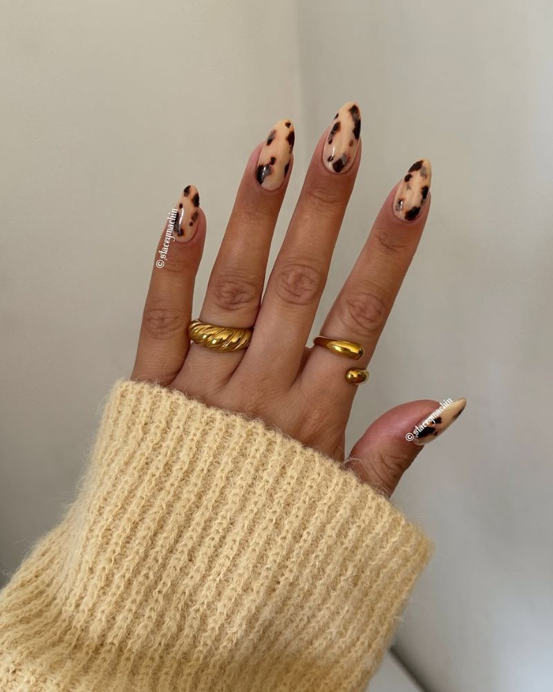 nail art écaille de tortue chaude pour ongles automne élégants