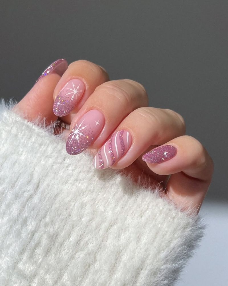 ongles roses pailletés pour Noël avec art d’ongle cane de bonbon et flocon