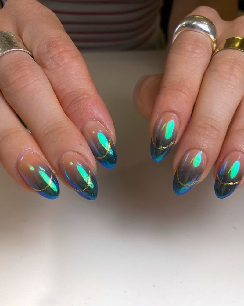 ongles dégradés d’automne avec chrome bleu, forme amande