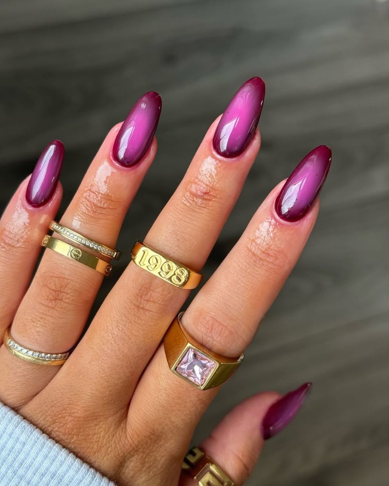 ongles bordeaux en forme amande avec effet aura rose