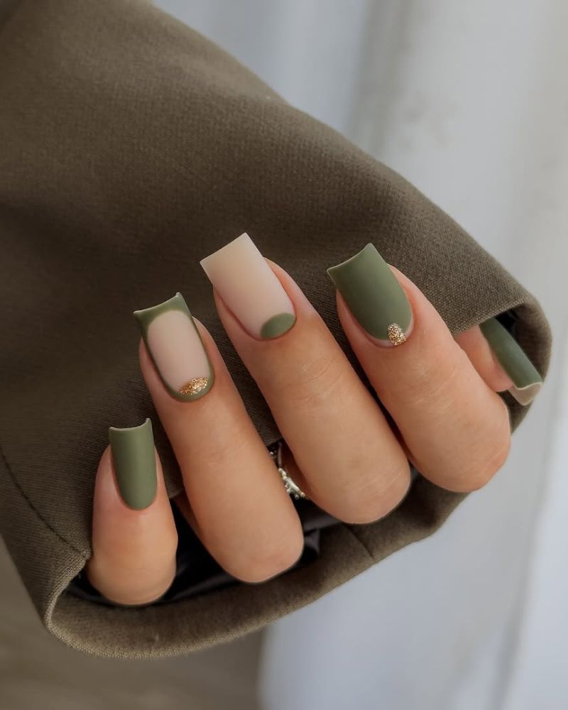 ongles vert olive mats sur forme carrée