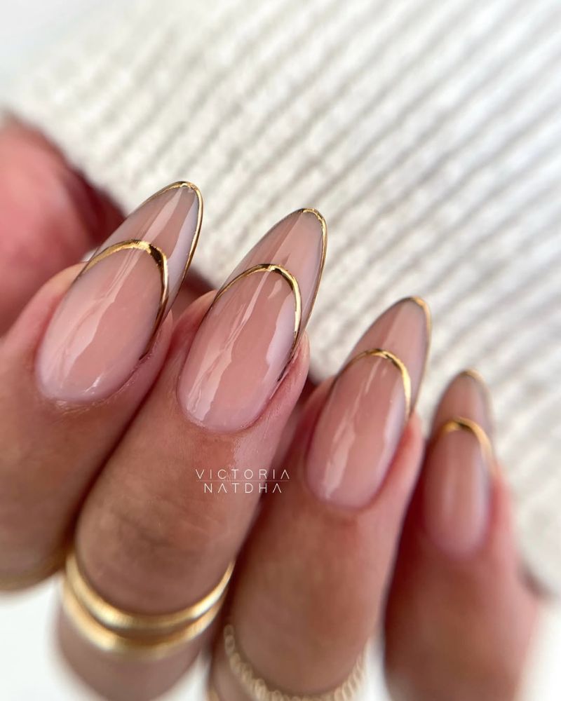 ongles nude classe avec contour français doré
