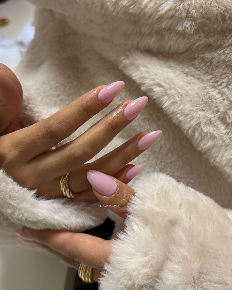 ongles rose clair, manucure soignée