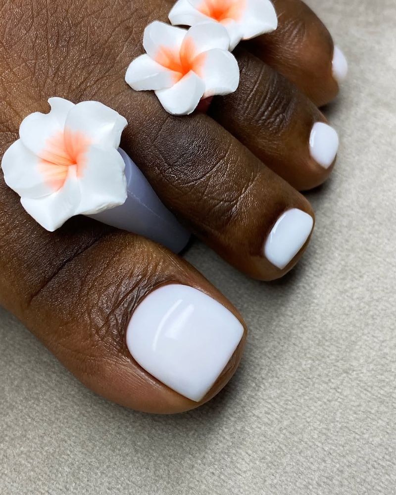 ongles simples blancs, pédicure blanche