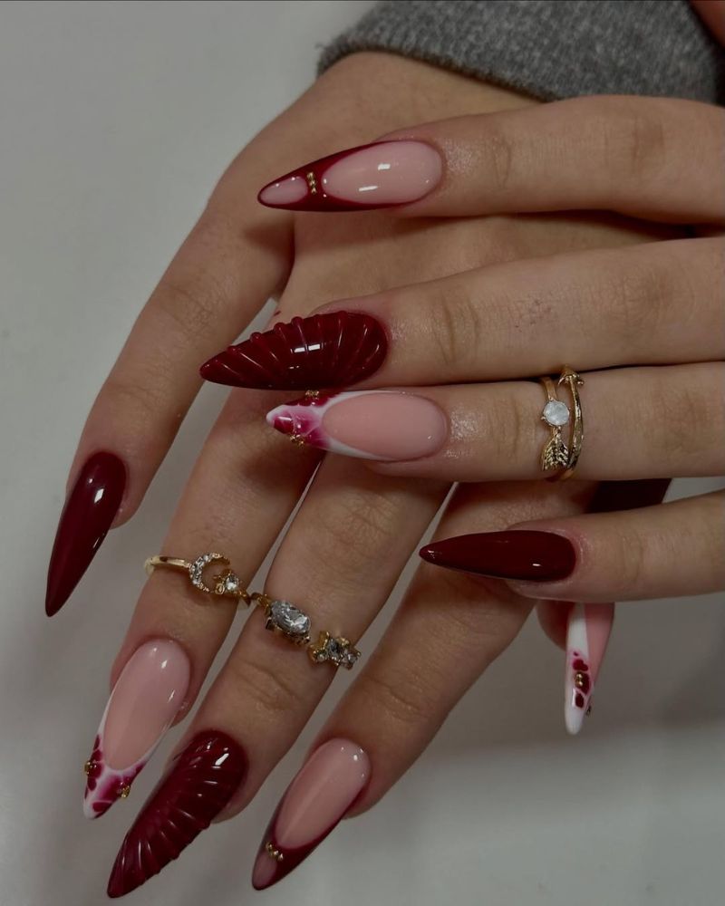 ongles stiletto longs avec design bordeaux et french tips blancs