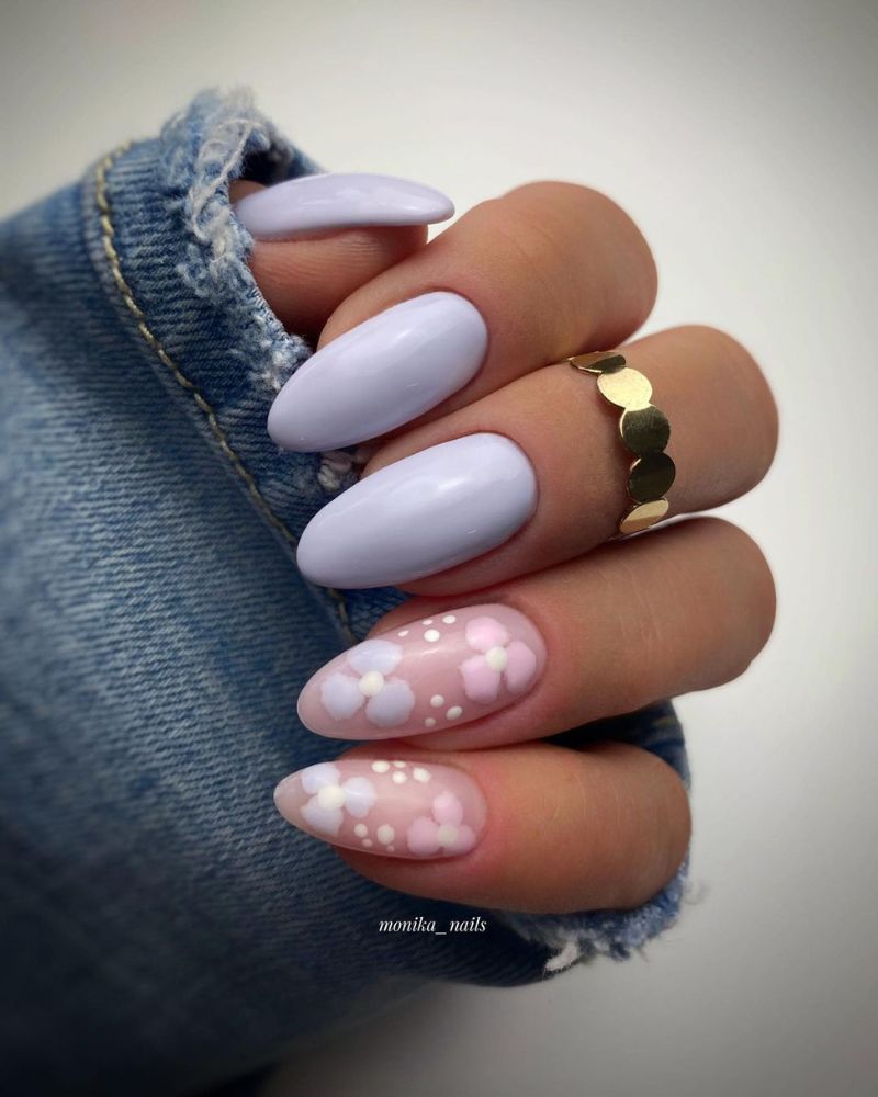 ongles violets avec fleurs