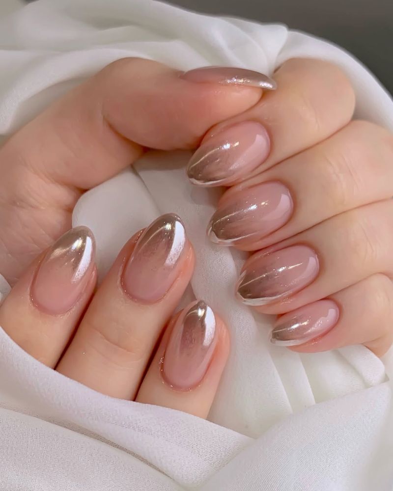 ongles nude avec bouts ombrés chrome argenté pour nail art hivernal
