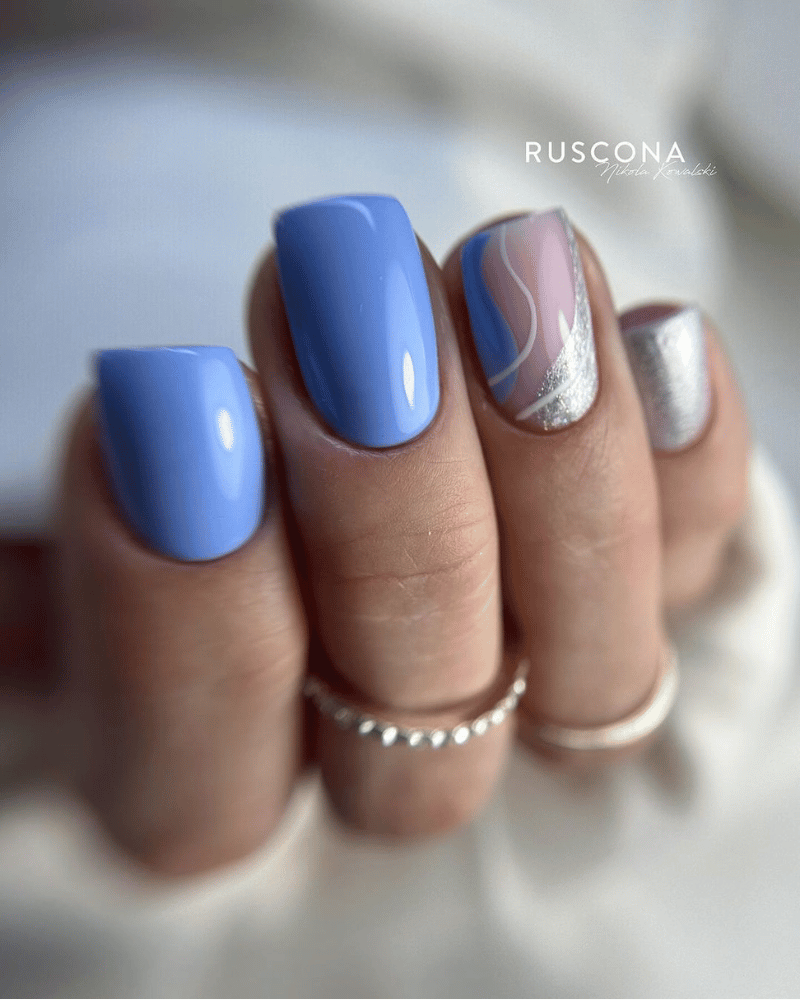 manucure bleue avec accents argentés
