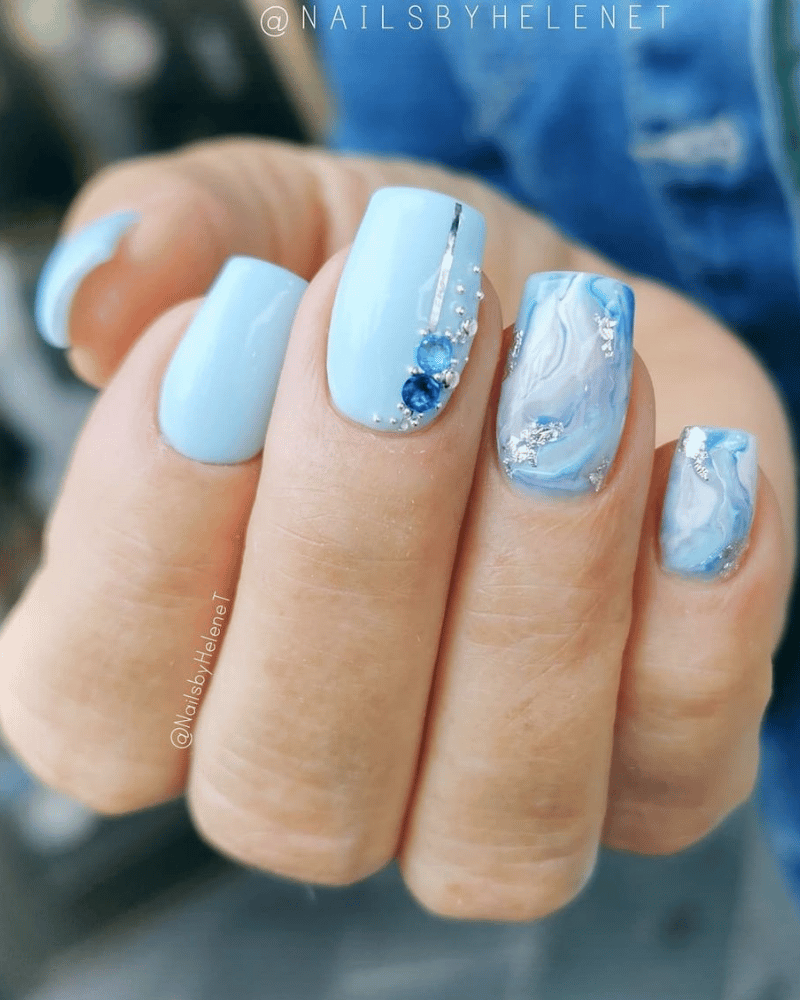 manucure marbre bleu, ongles bleus, décoration pierres bleues