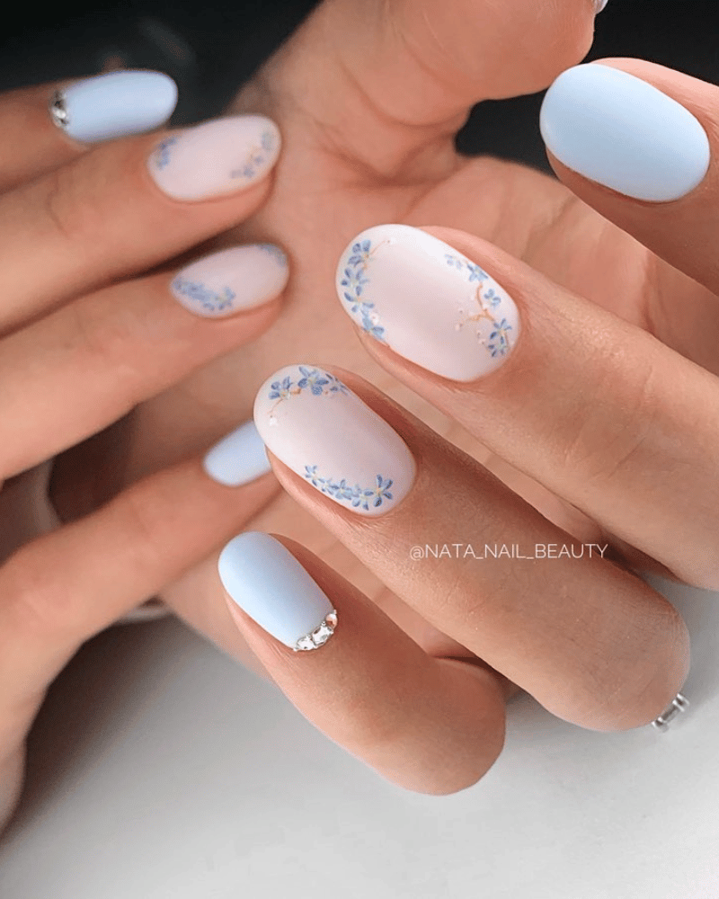 ongles bleus avec accent fleurs bleues
