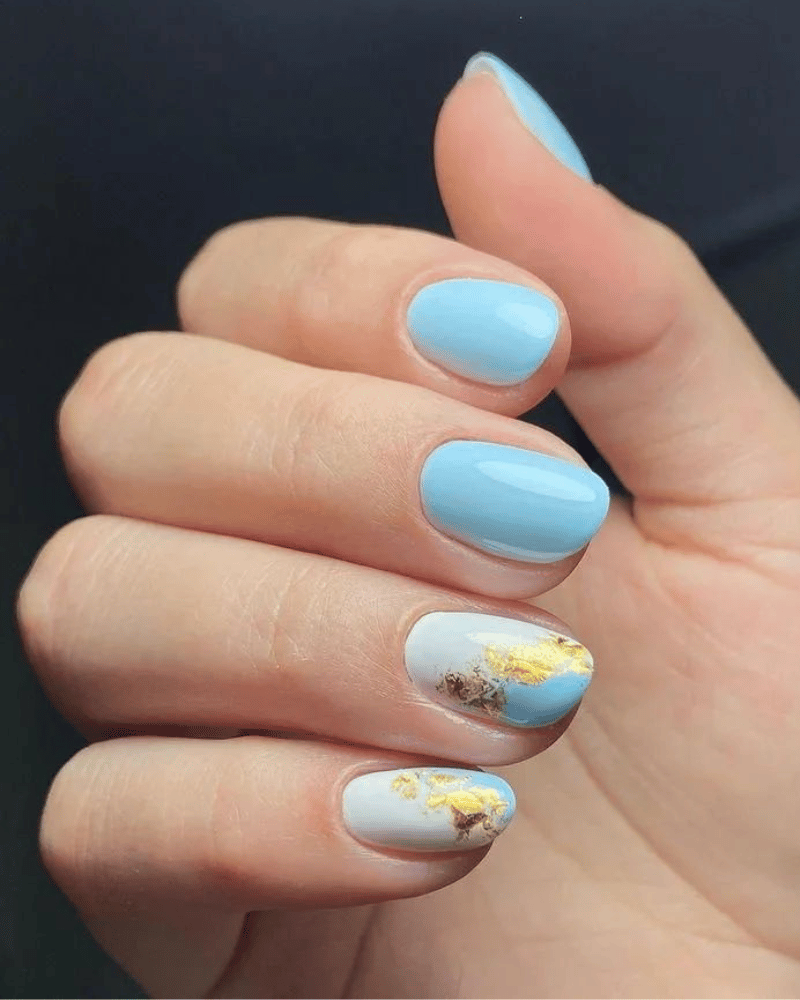 ongles bleu ciel, manucure bleue avec accents dorés