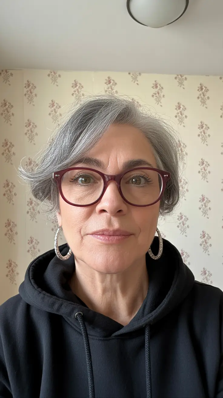 Coiffures modernes femmes plus de 60 ans 2026 Bob court avec couches, frange balayée et lunettes