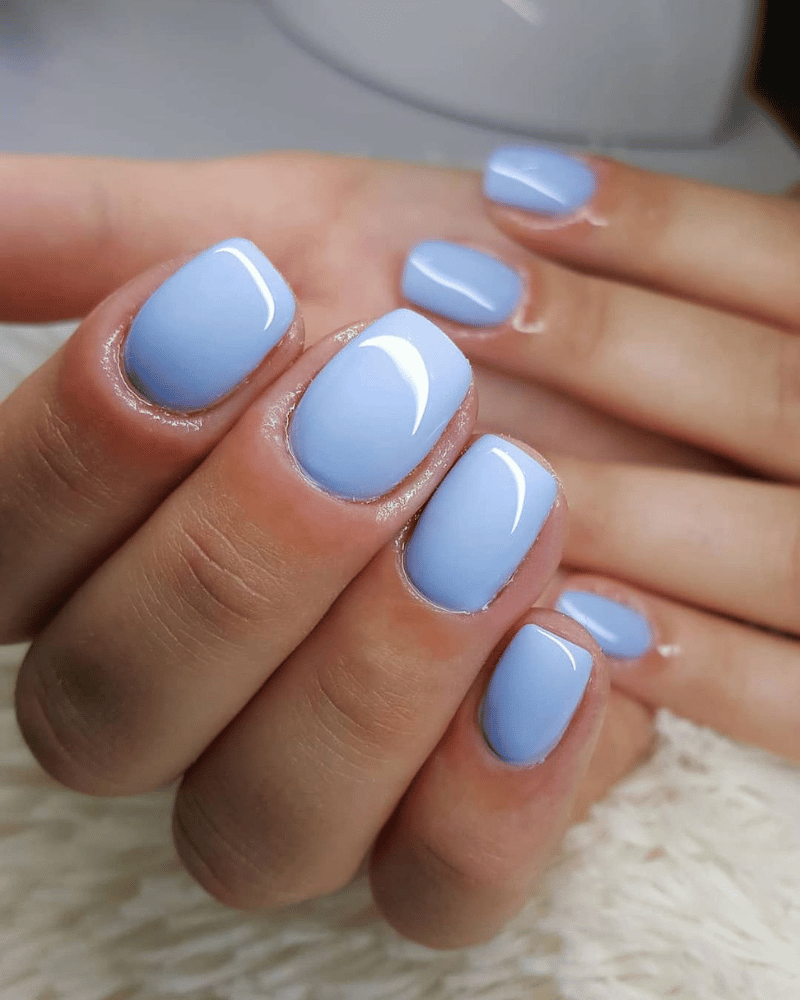 manucure ombrée bleue, ongles bleus courts