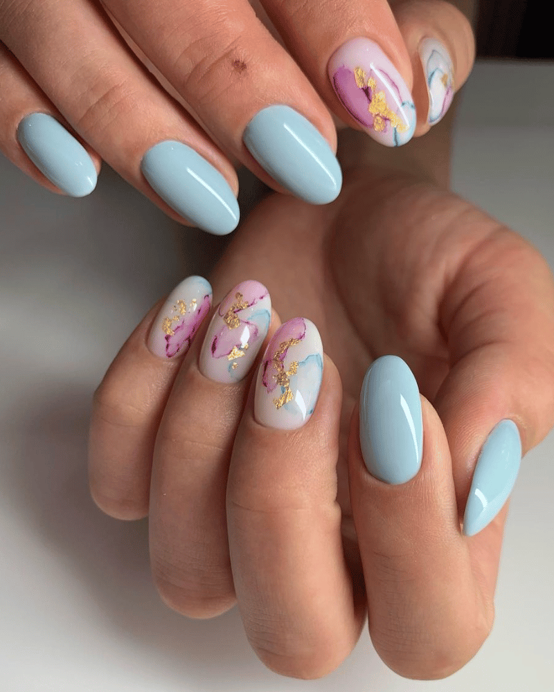 ongles bleu pastel avec rose