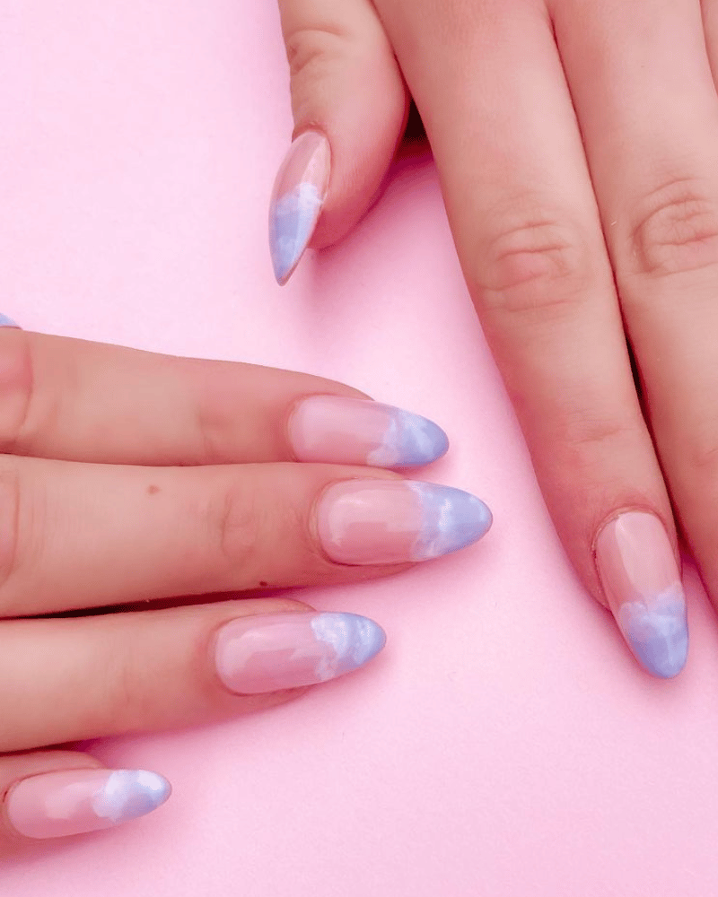 manucure bleue avec nuages