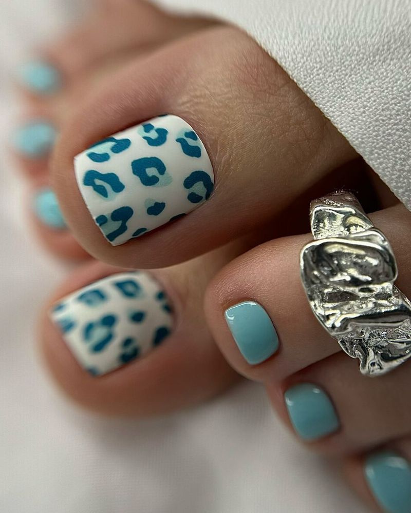 nail art bleu pour orteils en été