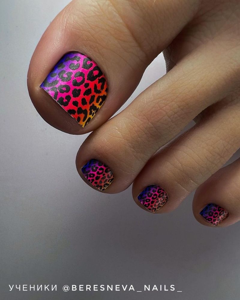 pédicure d’ongles arc-en-ciel