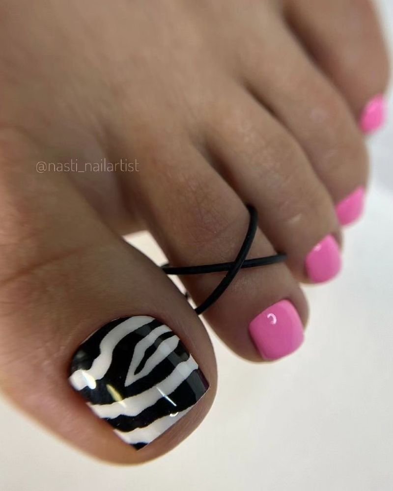 designs d’ongles d’orteils rose et zèbre