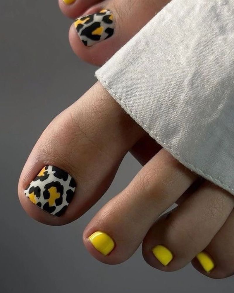 designs d’ongles d’orteils jaunes