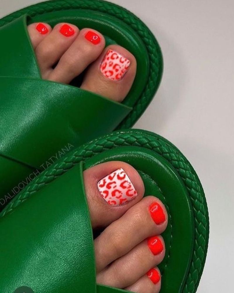 designs d’ongles d’orteils orange