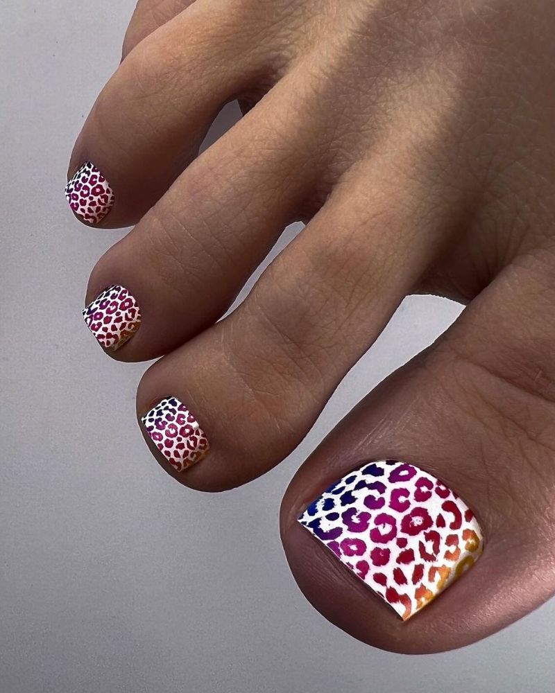 designs d’ongles d’été arc-en-ciel pour les pieds