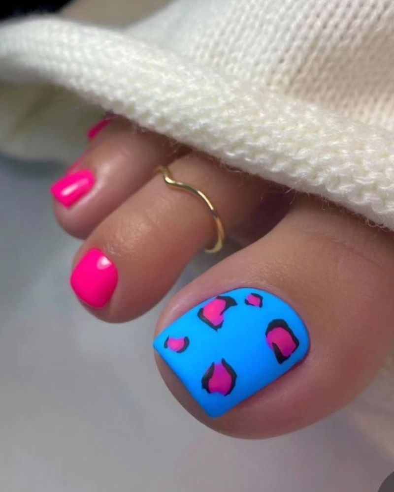 designs d’ongles d’orteils rose et bleu
