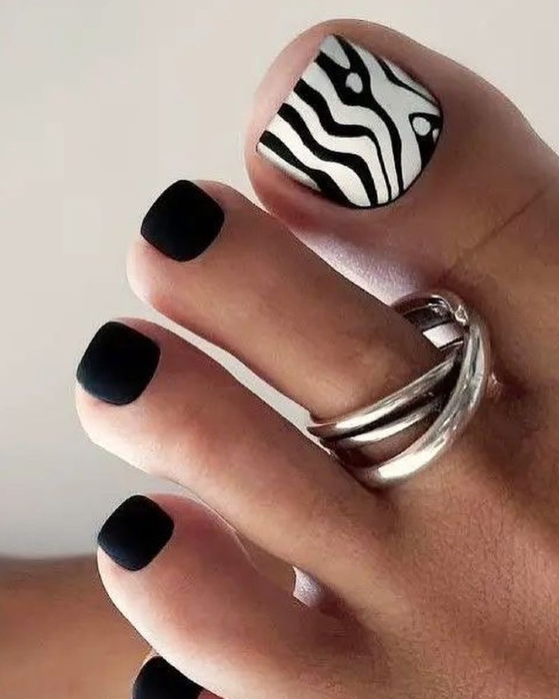 pédicure noir et blanc mat