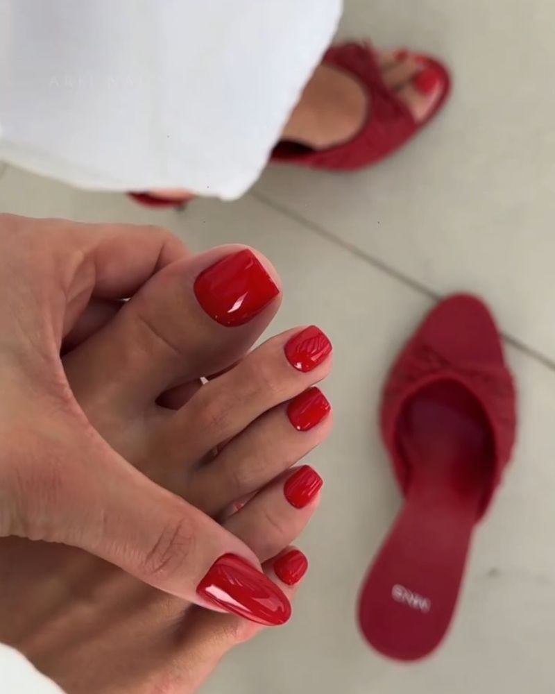 designs d'ongles rouge ferrari mains et pieds