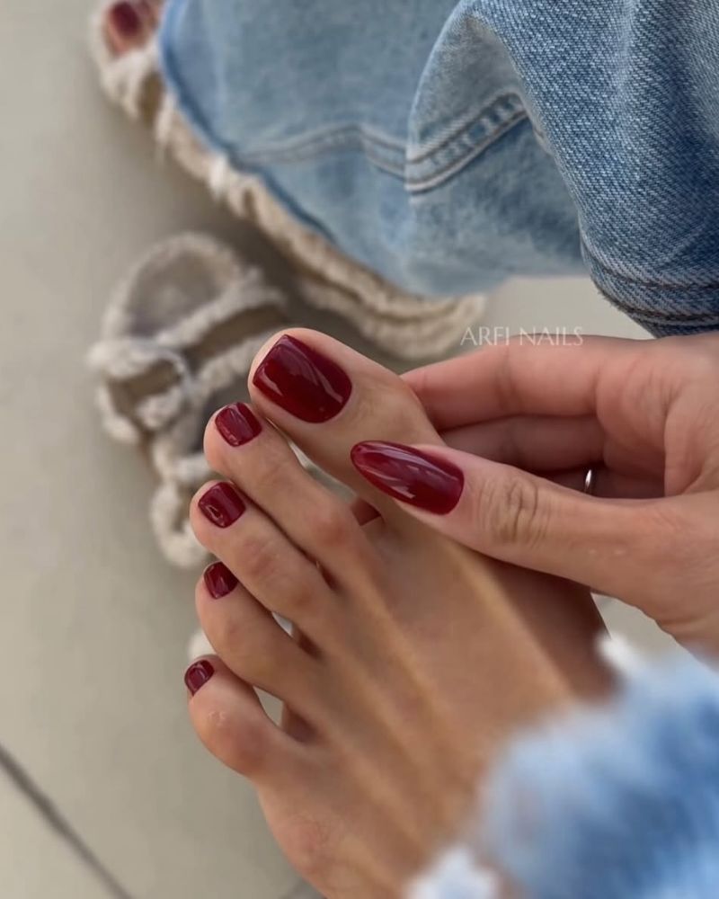 manucure et pédicure rouge profond