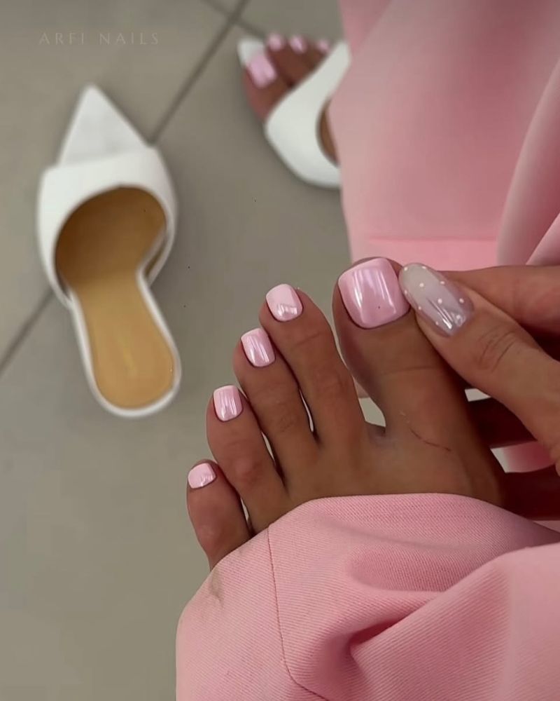 ongles rose chrome avec nail art à pois