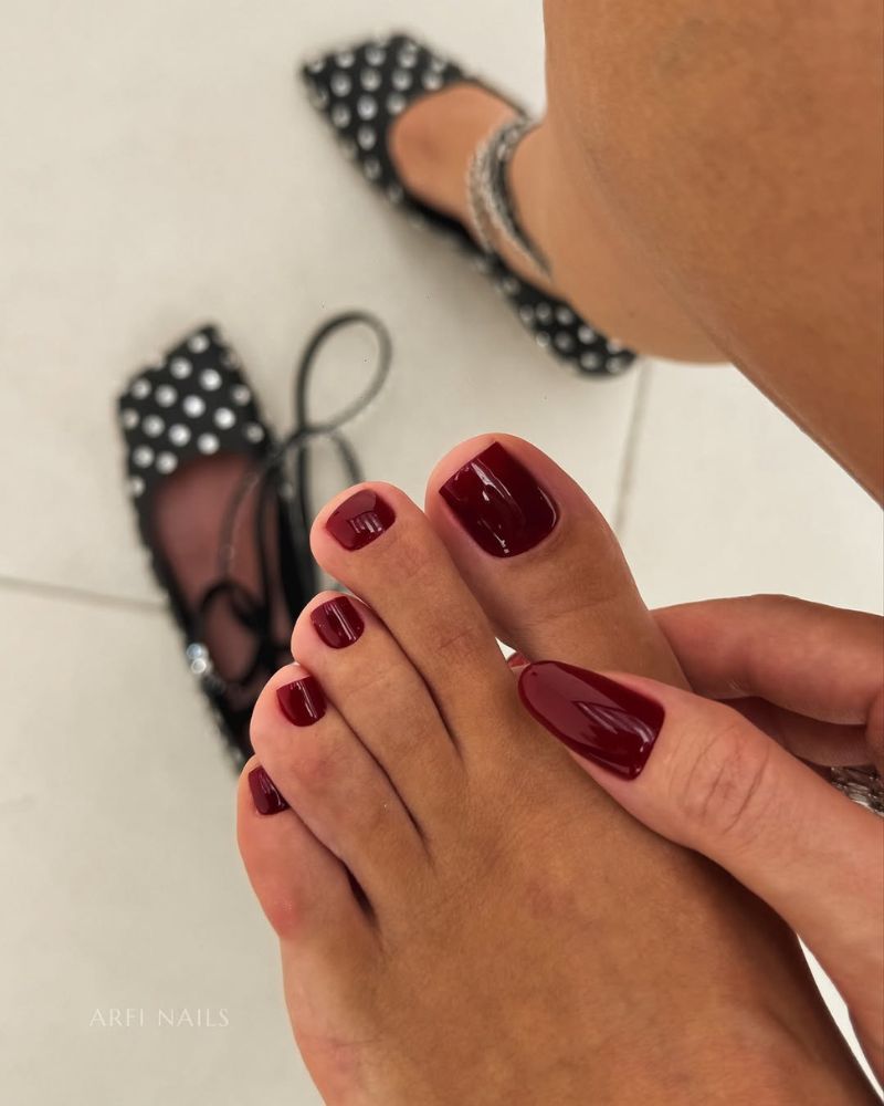 mani-pedi rouge foncé