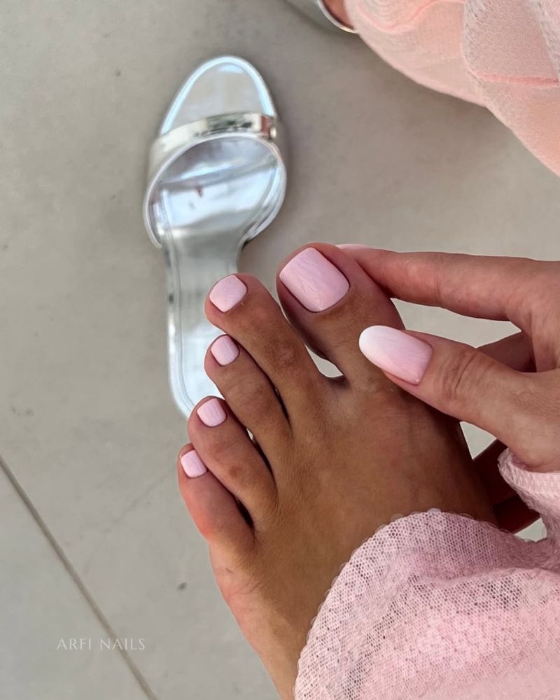ongles d'orteils roses et ongles en ombré rose