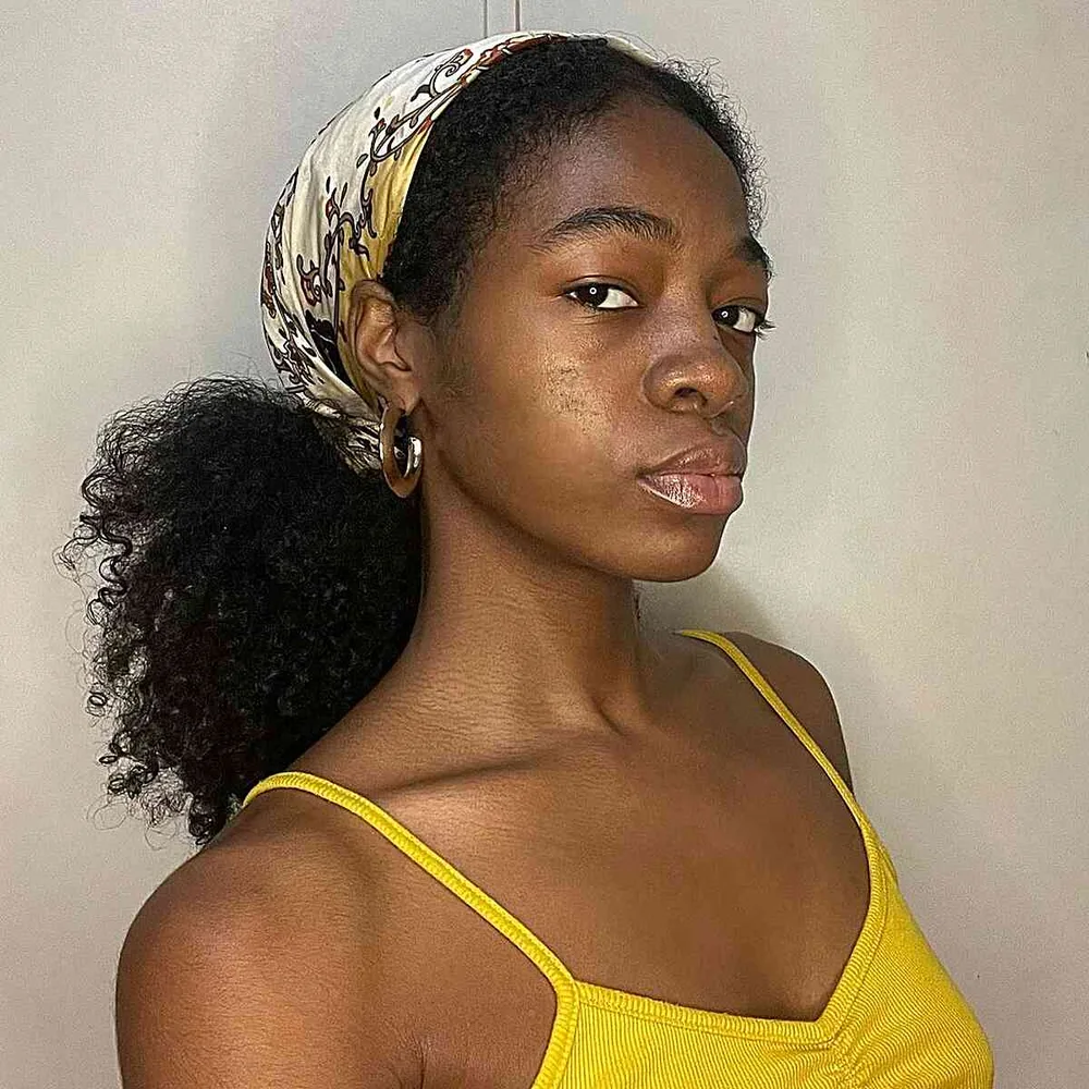 Afro volumineux avec un foulard noué