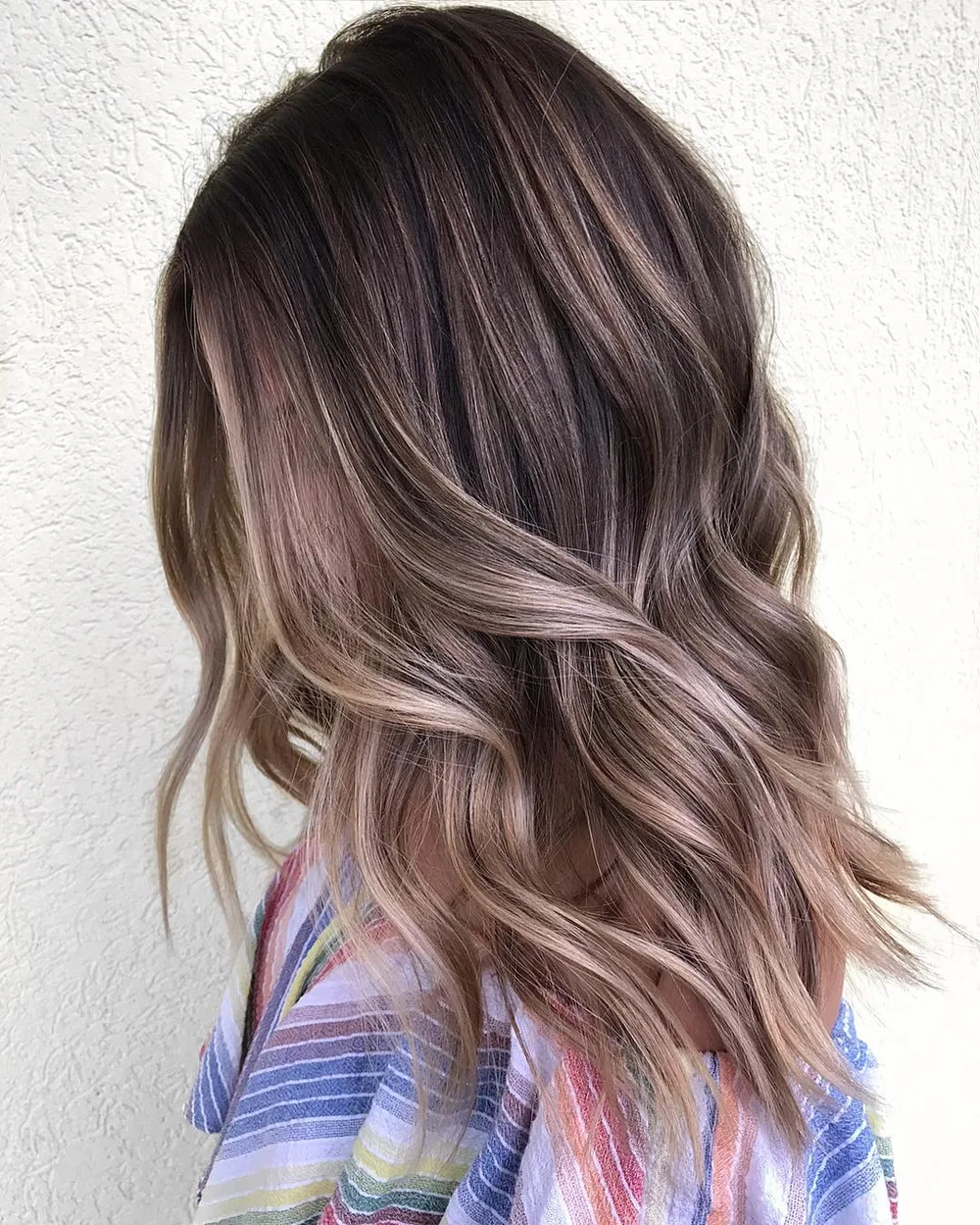 Balayage ash brown cendré froid sur cheveux ondulés