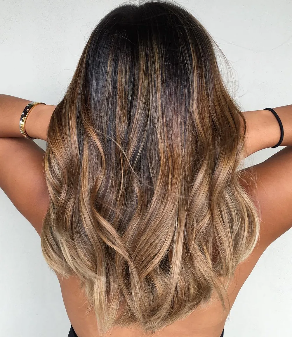 Balayage aux reflets cuivrés et beige blond sur base brune