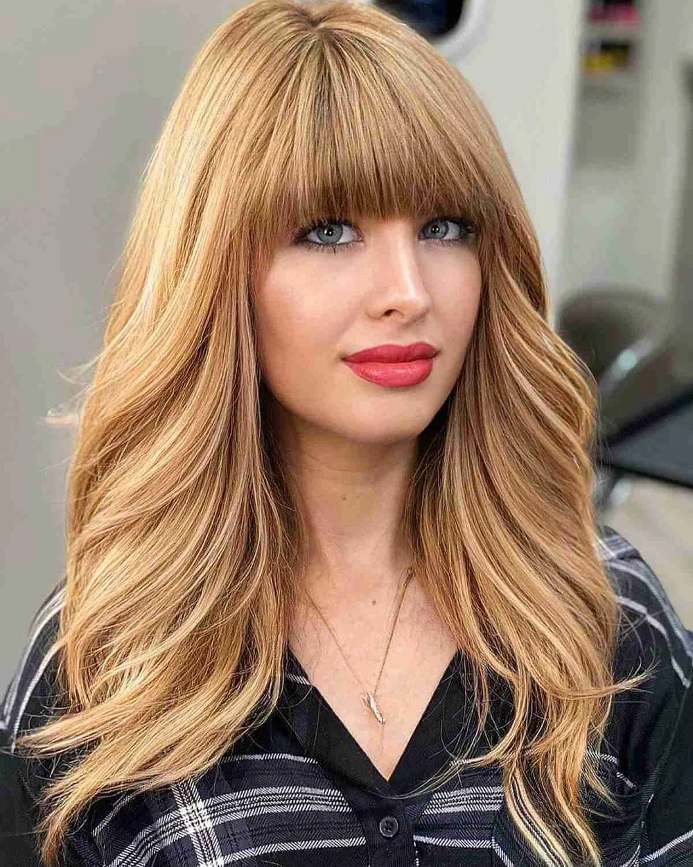 Balayage blond doré caramel sur cheveux épais