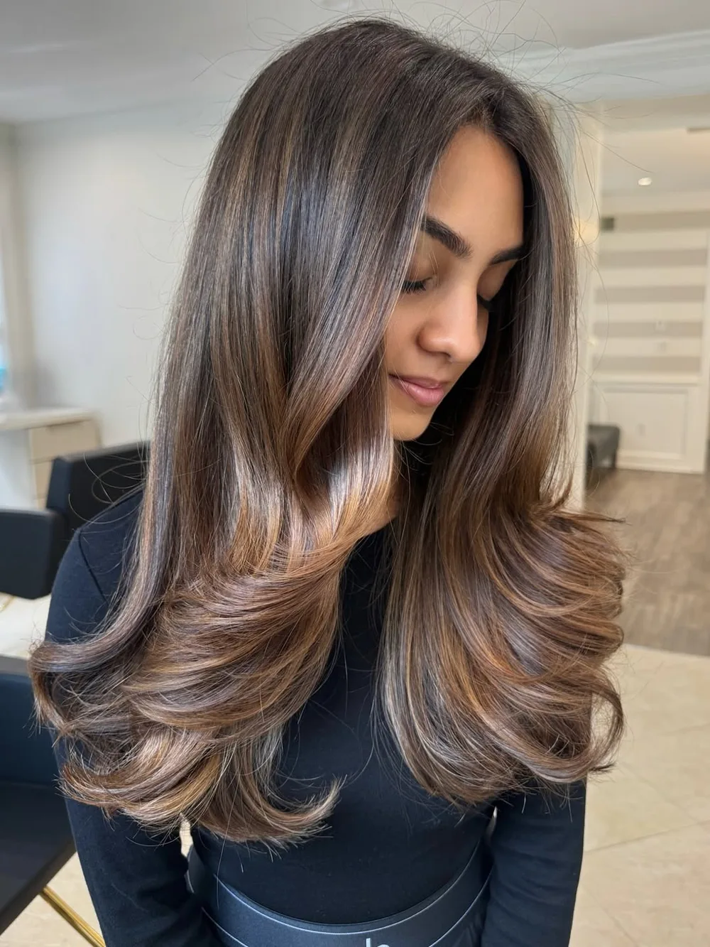 Balayage bronde en dégradé doux entre blond et brun