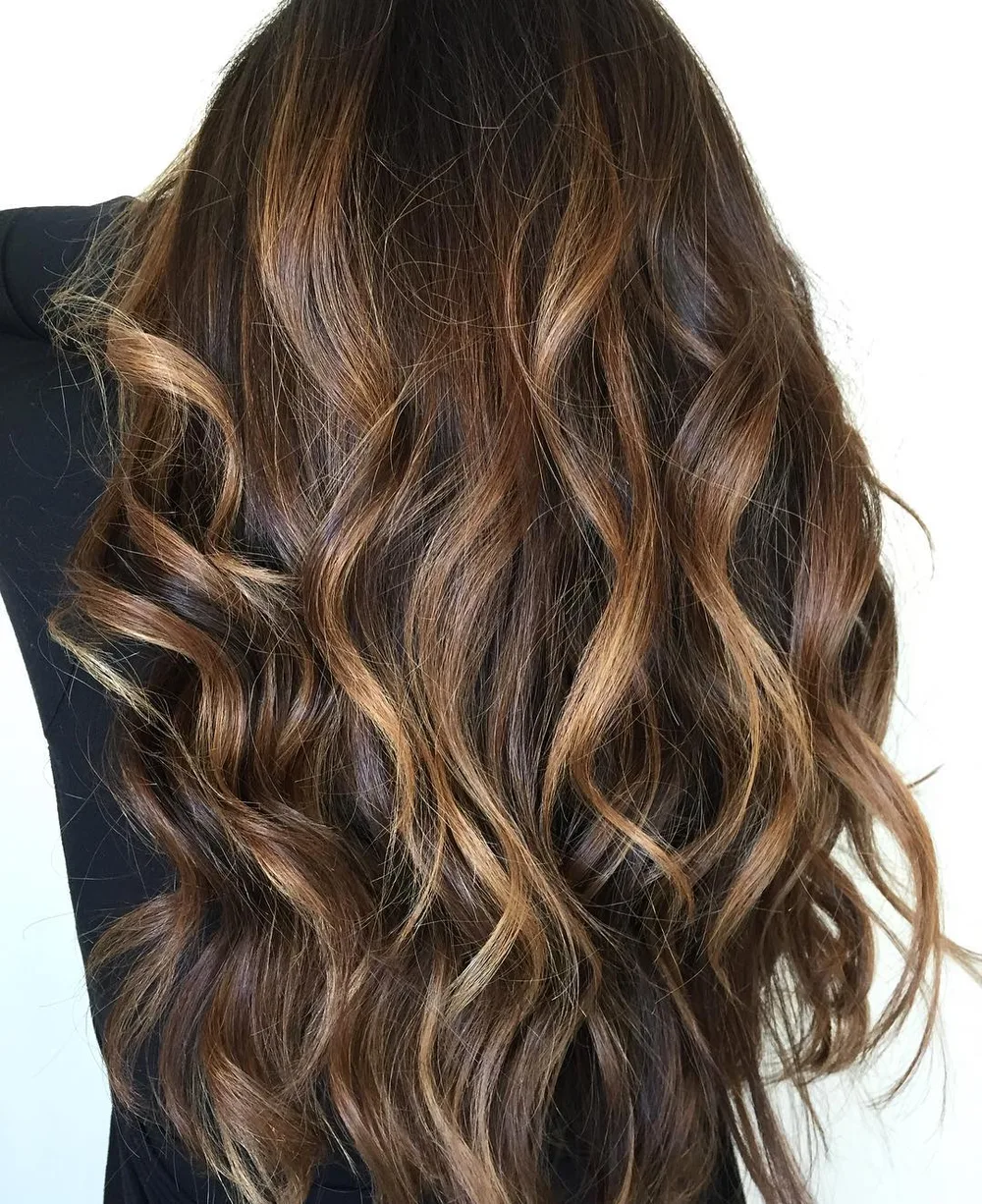 Balayage brun doré subtil sur cheveux foncés, reflets fondus