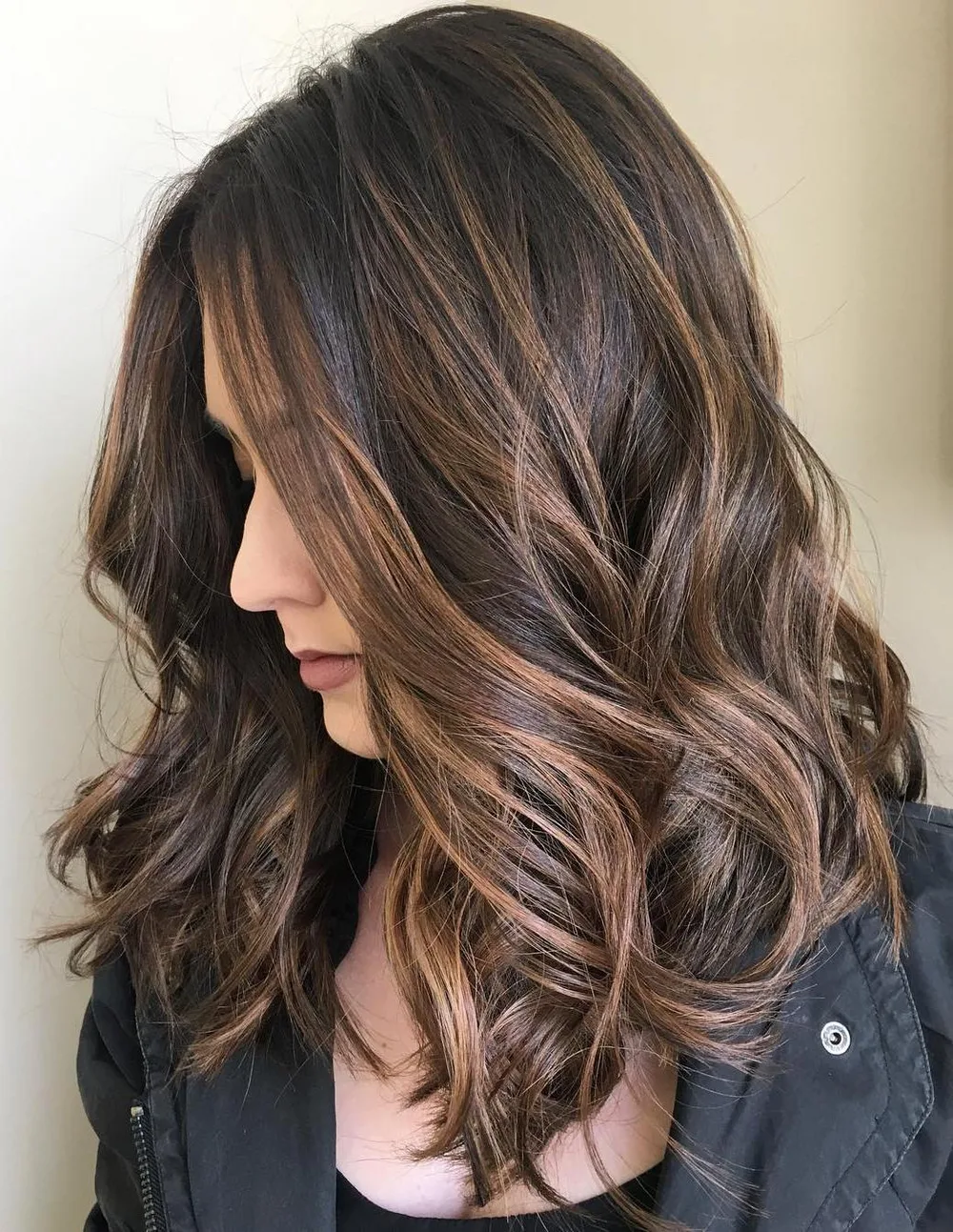 Balayage caramel brûlé aux reflets chocolat chauds sur base brune