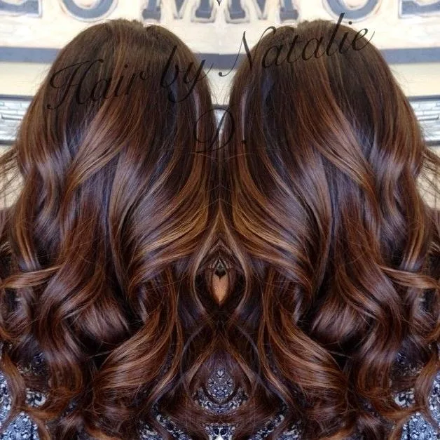 Balayage caramel fondu sur cheveux longs bruns, tons dorés vers les pointes