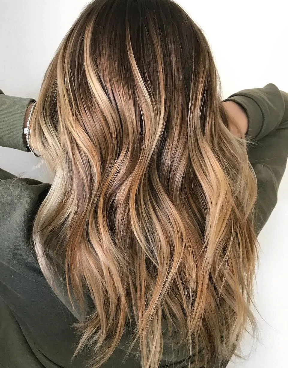 Balayage caramel glossy ultra brillant sur longueurs ondulées
